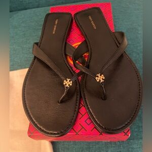 Black leather Tori Burch Flip Flops